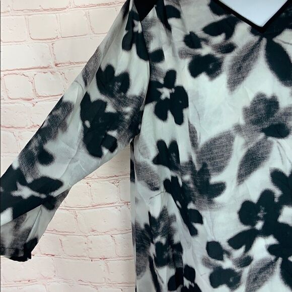 New! Noir maternity 3/4 sleeve floral V-neck tunic blouse - Picture 6 of 15